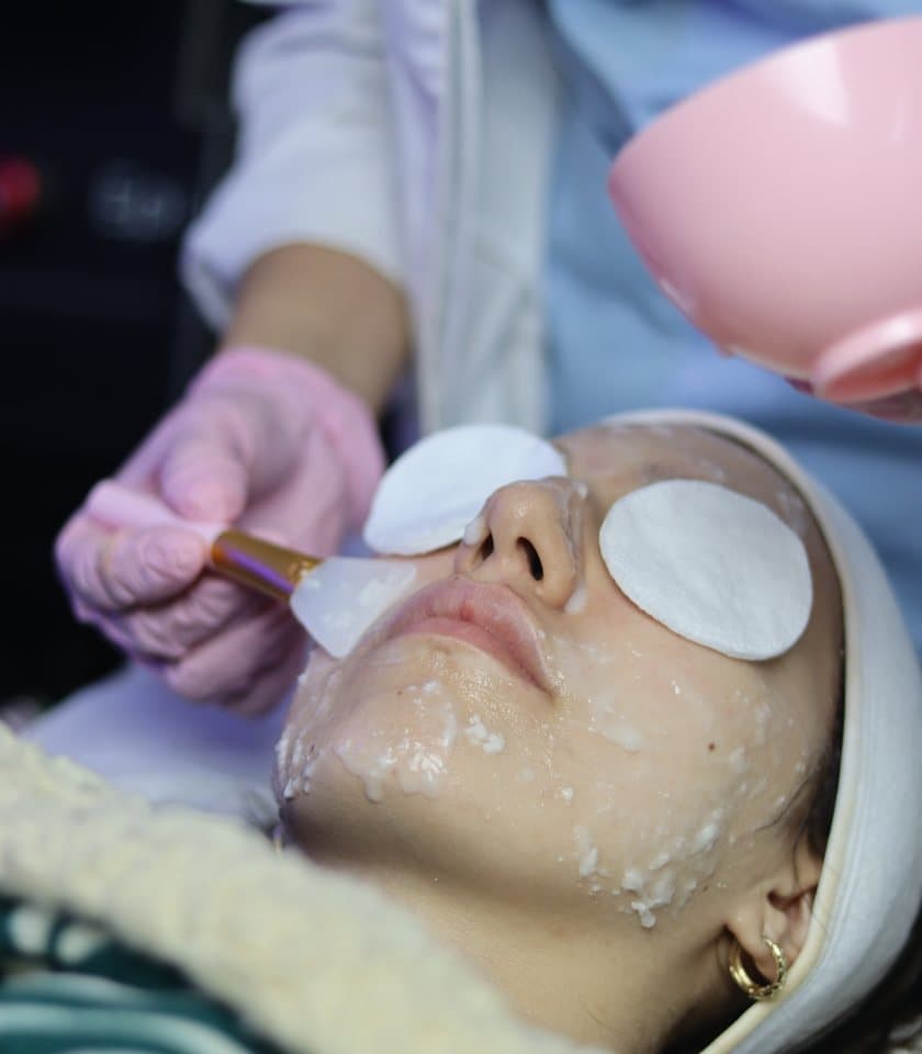 Masque apaisant appliqué au pinceau après un soin du visage