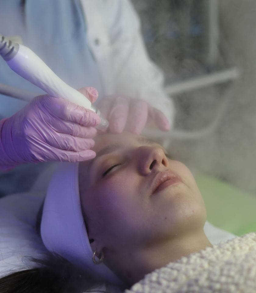 Soin HydraFacial en cours sur le visage d'une patiente