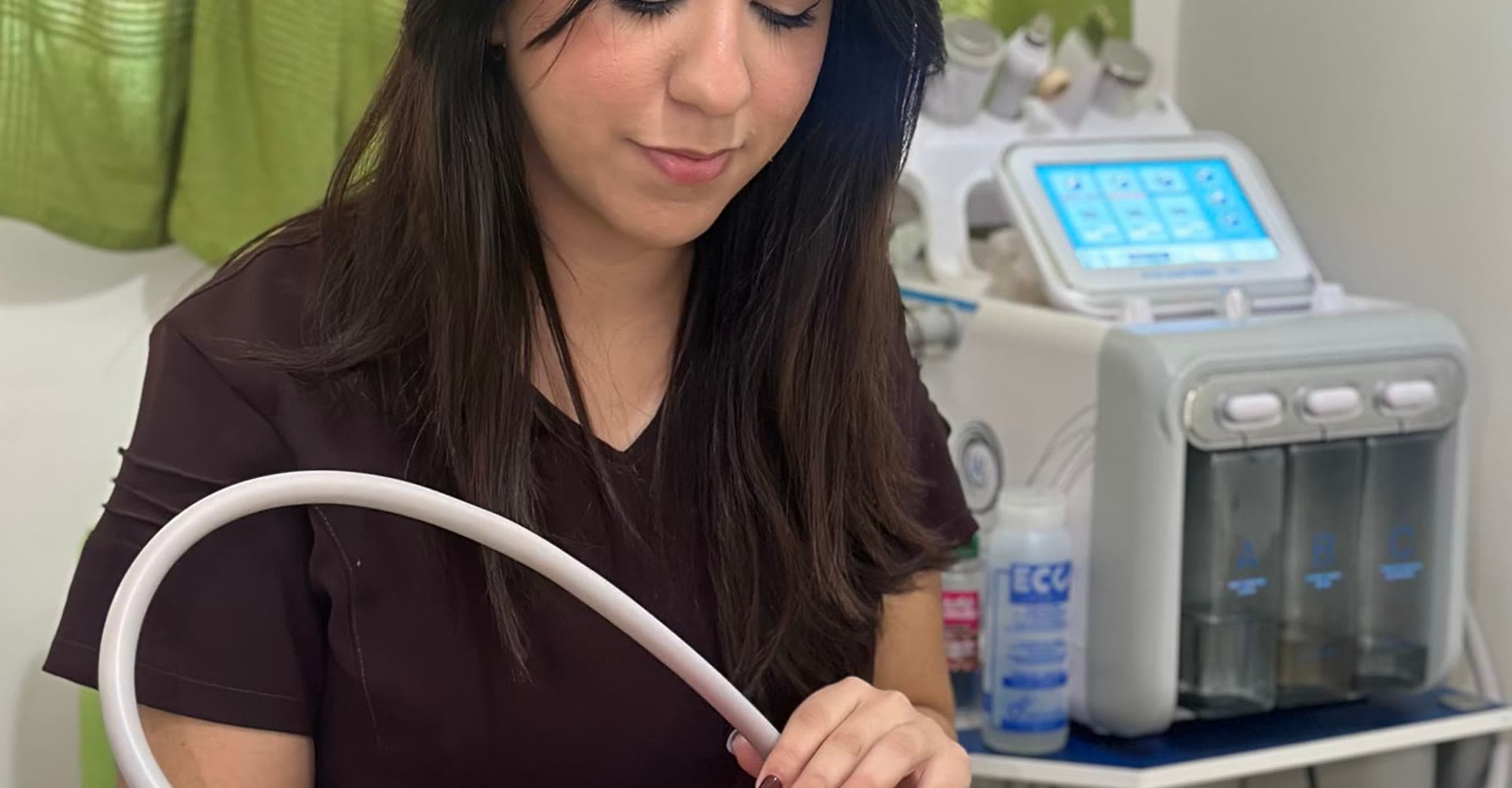 Praticienne réalisant un soin HydraFacial au cabinet